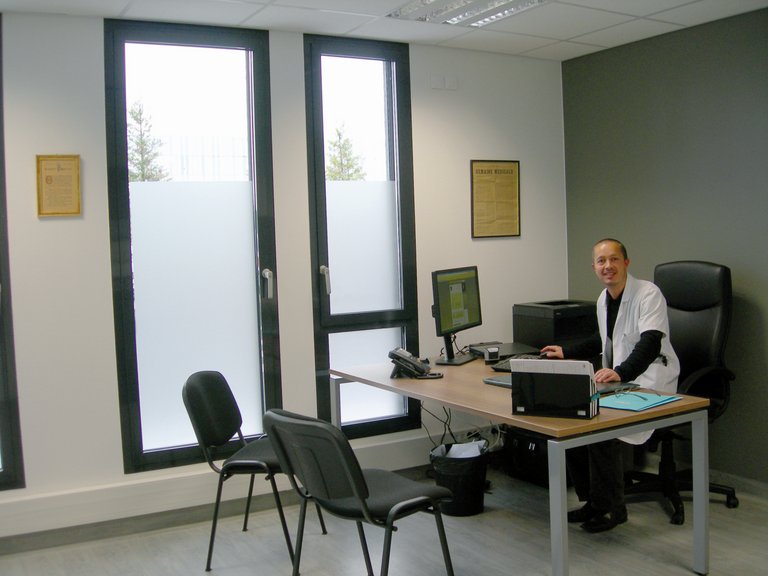Le Dr Thomas Raphaël travaille dans son bureau sur son ordinateur