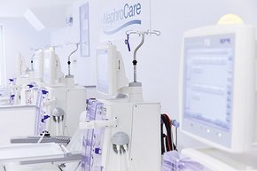 Des machines d’hémodialyse dans un centre