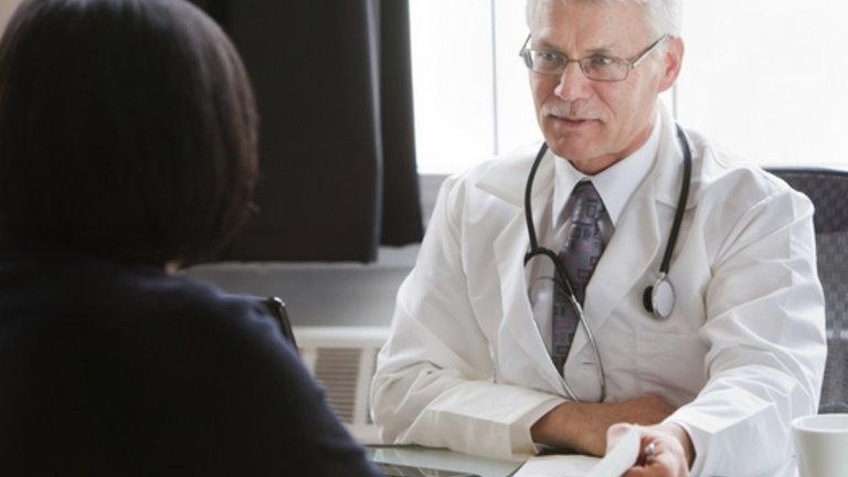 Un médecin parlant à un patient