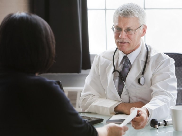 Un médecin parlant à un patient