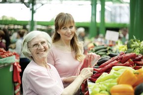 Les femmes achats de légumes sur un marché local