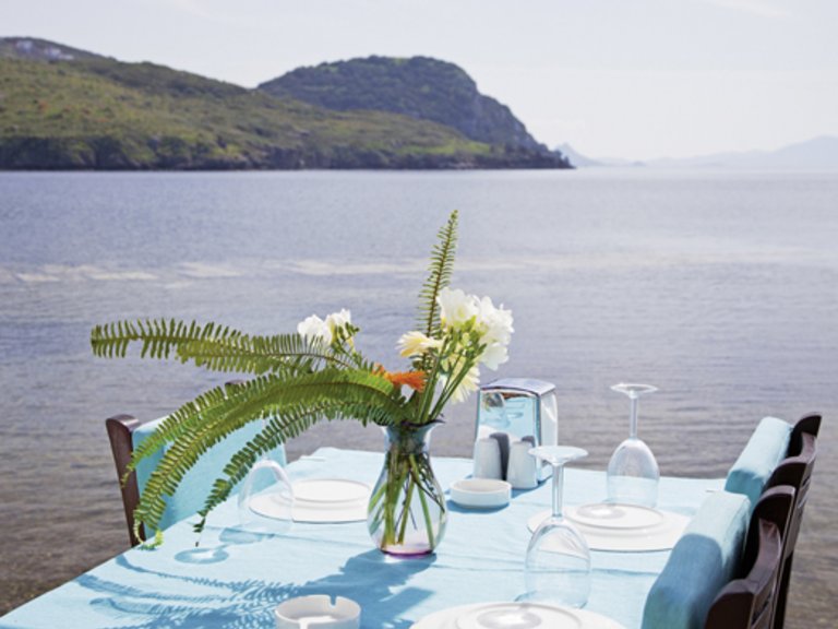 table de dîner en bord de mer