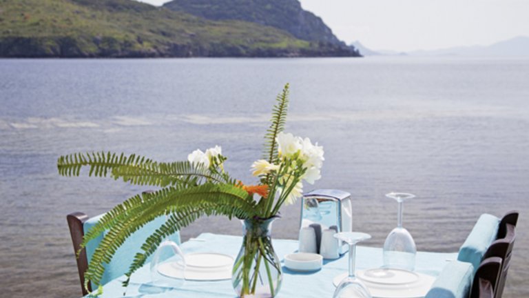 table de dîner en bord de mer