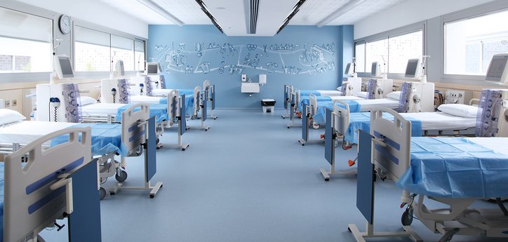 Salle des patients avec des machines de dialyse 