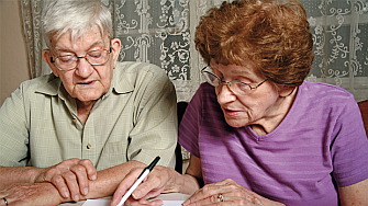Couple lisant des documents